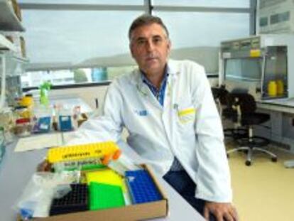 El jefe de Enfermedades Infecciosas del Centro de Investigaci&oacute;n Biom&eacute;dica de La Rioja (CIBIR), Jos&eacute; Antonio Oteo, que dirige un equipo de investigadores que ha analizado el efecto que tienen algunos medicamentos en la &quot;microbiota&quot; intestinal de enfermos de VIH-Sida, para lograr en el futuro que sus tratamientos les provoquen menos reacciones secundarias, como la obesidad, posa en el laboratorio. EFE/Abel Alonso