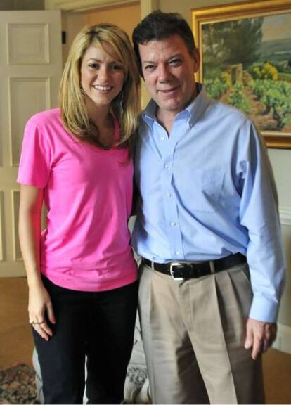 El presidente electo de Colombia, Juan Manuel Santos, con Shakira en una imagen del viernes en Londres.