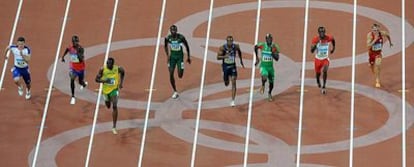 Usain Bolt (9,92s) se impone con claridad en su serie de los 100 metros.