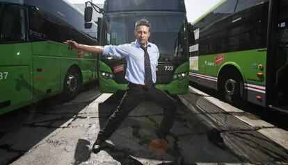 José Triguero, bailarín retirado, retratado el jueves ante los autobuses de la empresa Arriva DeBlas, donde trabaja como conductor.