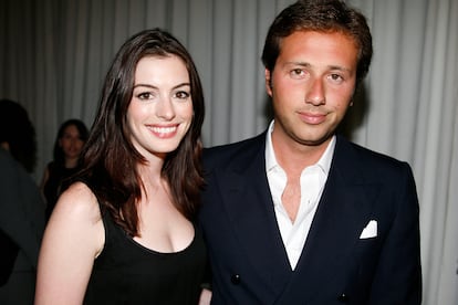 Anne Hathaway y Raffaello Follieri -


La actriz tenía 21 años cuando conoció al empresario italiano, que resultó ser un impostor y defraudador que fue encarcelado tras estafar a varios inversores. Hathaway trató de encajar la situación con humor durante un monólogo en Saturday Night Live en 2008: “He roto con mi novio y dos semanas después lo metían en prisión por fraude. Quiero decir, a todas nos ha pasado eso, ¿verdad, señoras?”.