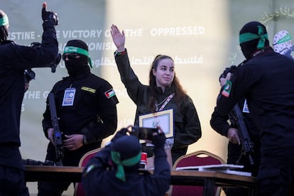 Milicianos de Hamás liberan a la soldada israelí Agam Berger, este jueves en el norte de Gaza, en Jabalia.