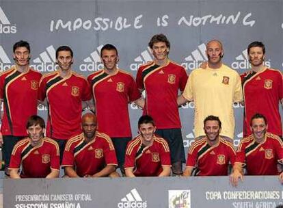 Varios componentes del equipo español posan con la nueva camiseta.