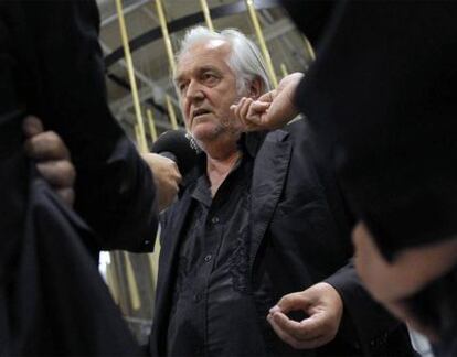 El escritor sueco Henning Mankell, ayer a su llegada al aeropuerto de Gotemburgo.