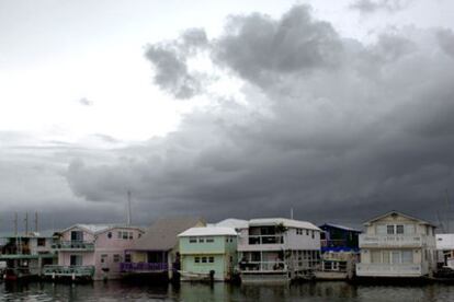 La tormenta tropical Ernesto avanza este jueves hacia el sur de Florida.