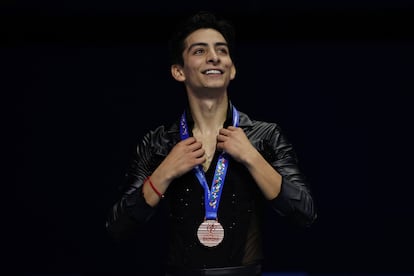 Donovan Carrillo se cuelga la medalla de bronce tras ganar su boleto olímpico, este domingo en Pekín.
