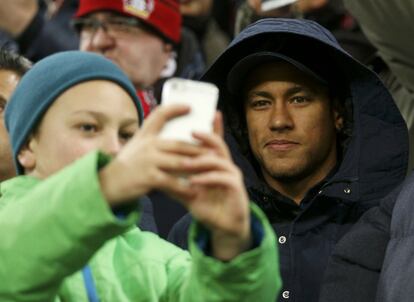 Un aficionado del Bayer Leverkusen, aprovecha la lesión de Neymar para hacerse una foto con él antes del partido contra el Barcelona.