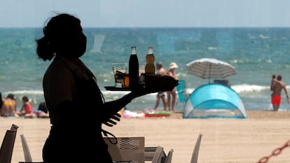 Una camarera, en un restaurante de la playa de la Malvarrosa en Valencia.