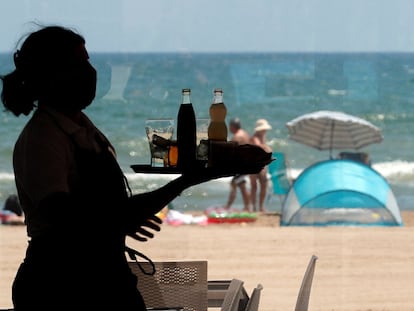 Una camarera en un restaurante de la playa de la Malvarrosa, en Valencia, el 2 de julio de 2020.