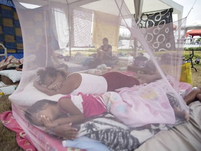 Familias en el aeropuerto de Portoviejo.