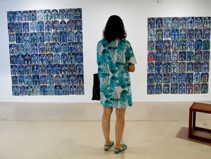 Una dona observa l'obra de l'holandès Marijn van Kreij al Museu Picasso de Barcelona.