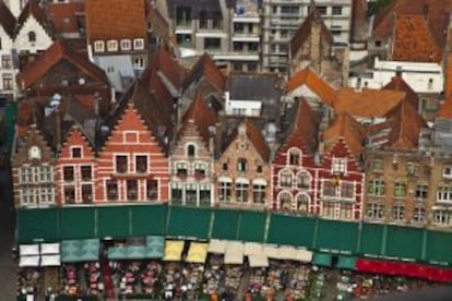 Imagen de la plaza mayor de Brujas.