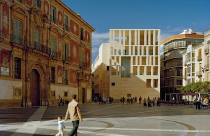 Edificio anexo del Ayuntamiento de Murcia, de Rafael Moneo, al lado del antiguo Palacio Episcopal en la Plaza Belluga.