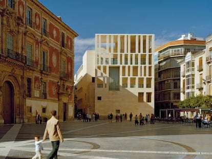 Edificio anexo del Ayuntamiento de Murcia, de Rafael Moneo, al lado del antiguo Palacio Episcopal en la Plaza Belluga.