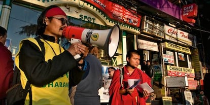 El activista y poeta Tenzin Tsundue llama a la manifestación de protesta en McLeod Ganj por la situación que se está viviendo en el interior de Tibet.