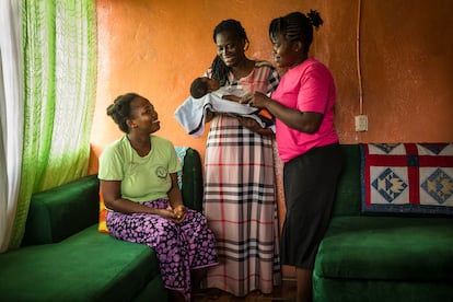 Musu Kennedy con dos de sus hijas y su nieta, en su casa de Monrovia.