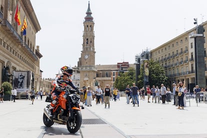 O piloto de MotoGP Pedro Acosta em frente à Basílica do Pilar, em Zaragoza, nesta quarta-feira, após apresentar o Grande Prêmio de Aragão.