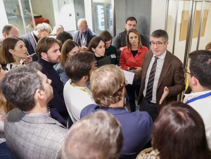 El portavoz del PSOE en el Congreso, Patxi López, conversa con periodistas tras la Junta de Portavoces, este martes.