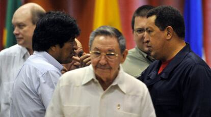Raúl Castro (centro), en la sesión inaugural de la cumbre del ALBA, en La Habana. Detrás, Evo Morales (izquierda) conversa con Hugo Chávez.