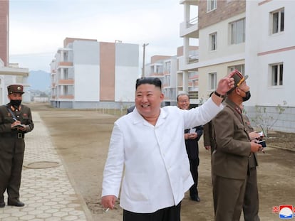 Kim Jong Un, cigarrillo en mano, inspecciona unas obras en el condado de Kimhwa el pasado 1 de octubre.