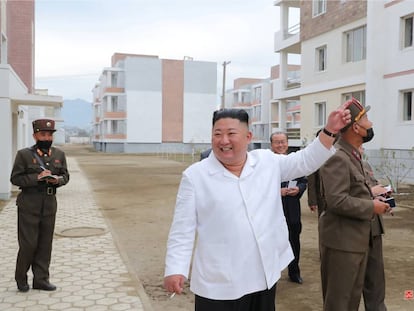 Kim Jong Un, cigarrillo en mano, inspecciona unas obras en el condado de Kimhwa el pasado 1 de octubre.