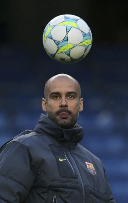 Guardiola en el entrenamiento en Stamford Bridge.