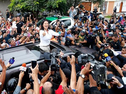 La excandidata a la presidencia de Perú, Keiko Fujimori, saluda a sus partidarios tras votar en Lima, el 10 de abril de 2016.