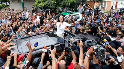 La excandidata a la presidencia de Perú, Keiko Fujimori, saluda a sus partidarios tras votar en Lima, el 10 de abril de 2016.