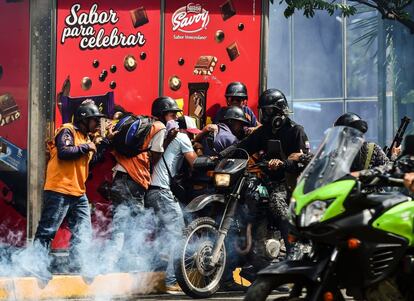 La policía motorizada antidisturbios acecha a los activistas que protestan contra la Constituyente.