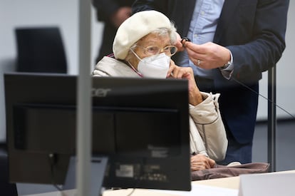 Irmgard Furchner, antes de escuchar la sentencia en Itzehoe, este martes. 