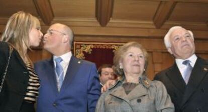 El nuevo presidente besa a su esposa, junto a sus padres, en el salón de plenos de la Diputación.