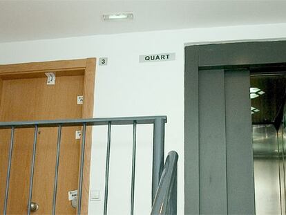Puerta de acceso a la vivienda del barrio de Pardinyes de Lleida donde una mujer ha sido encontrada muerta.
