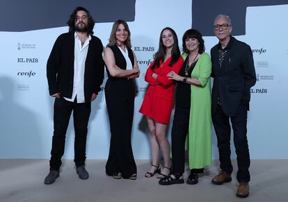 De izquierda a derecha: Manuel Jabois, Luz Sánchez-Mellado, Estefanía Molina, Rosa Montero, y Juan José Millás; columnistas del diario EL PAÍS y colaboradores de la Cadena Ser.