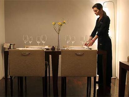 Una mesa del comedor del restaurante Fábula. Abajo, migas del siglo XXI sobre base de pisto manchego y patatas <i>chips.</i>