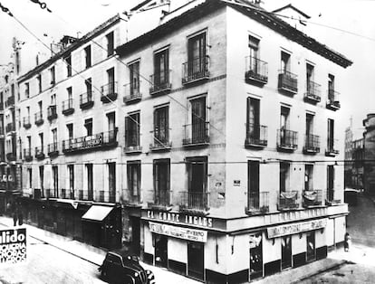 La sastrería que fue al origen de El Corte Inglés, ubicada entre las calles de Preciados y Carmen, en Madrid. Cuando se tomó esta foto anunciaba su traspaso a Preciados, 3, la actual ubicación del centro de Sol.