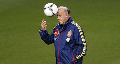 Del Bosque durante un entrenamiento de la selecci&oacute;n