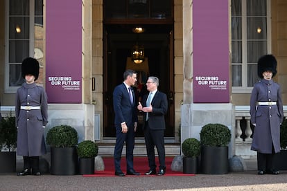 El presidente del Gobierno de España, Pedro Sánchez (a la izquierda), es recibido por el primer ministro del Reino 
 Unido, Keir Starmer.