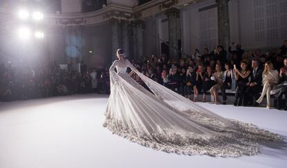 Desfile de la colección de alta costura de Ralph & Russo durante la Semana de la Moda de París.