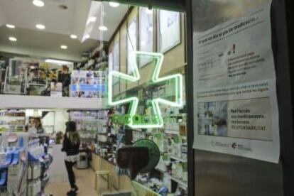 Una farmacia protesta por los impagos de la Generalitat. 