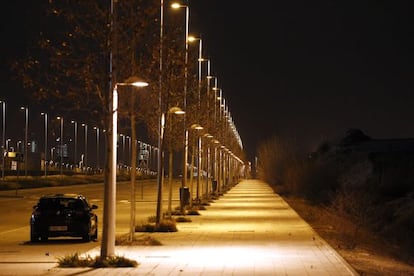 Una de las calles del barrio de Valdebebas durante la noche. 