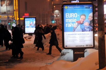 Carteles en Tallín con el lema "El euro es nuestra moneda".
