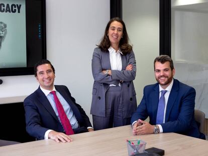 En la foto, de izquierda a derecha: Eduardo Frutos, socio de Mercantil, Davinia Sánchez, socia y presidenta y José María Betancor, socio de Procesal.