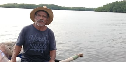 Santos López se aventura todos los días entre las aguas del manglar de Jiquilisco para garantizar su pesca de subsistencia.