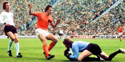 Beckenbauer persigue a Cruyff en un partido del Mundial de 1974.