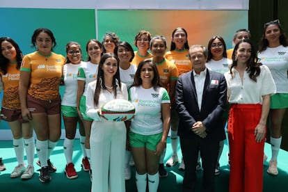 En imagen: (atrás) integrantes del equipo femenil mexicano de rugby. Al frente: Katya Somohano, directora general de Iberdrola México; Paola Rodríguez, seleccionada mexicana de rugby; Ernesto Sainz, director de la FMRU, y Rebeca Landa, campeona mundial de flag football.