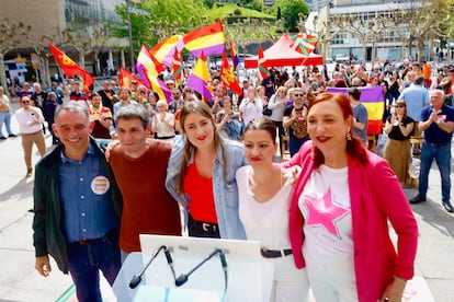 La ministra de Juventud e Infancia, Sira Rego, con Enrique Santiago y candidatos de Sumar en Euskadi, el pasado 14 de abril.