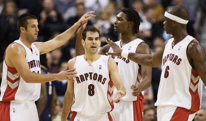 Jason Kapono, José Manuel Calderón, Chris Bosh y Jermaine O'Neal, durante un partido de los Toronto Raptors en 2008.