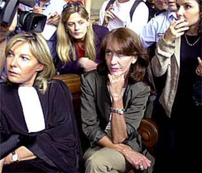 Christine Deviers-Joncour (en el centro), antigua amante del ex ministro Roland Dumas, ayer en el tribunal de París.