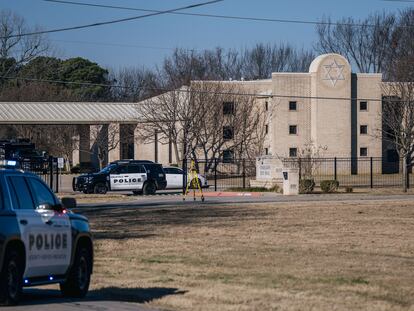 Vehículos de la policía a la entrada de la sinagoga de Colleyville, Texas.