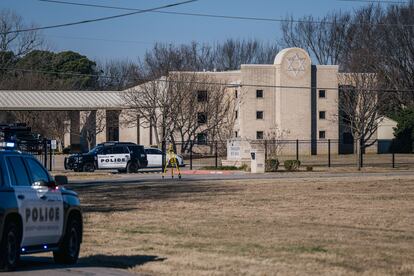 Vehículos de la policía a la entrada de la sinagoga de Colleyville, Texas.